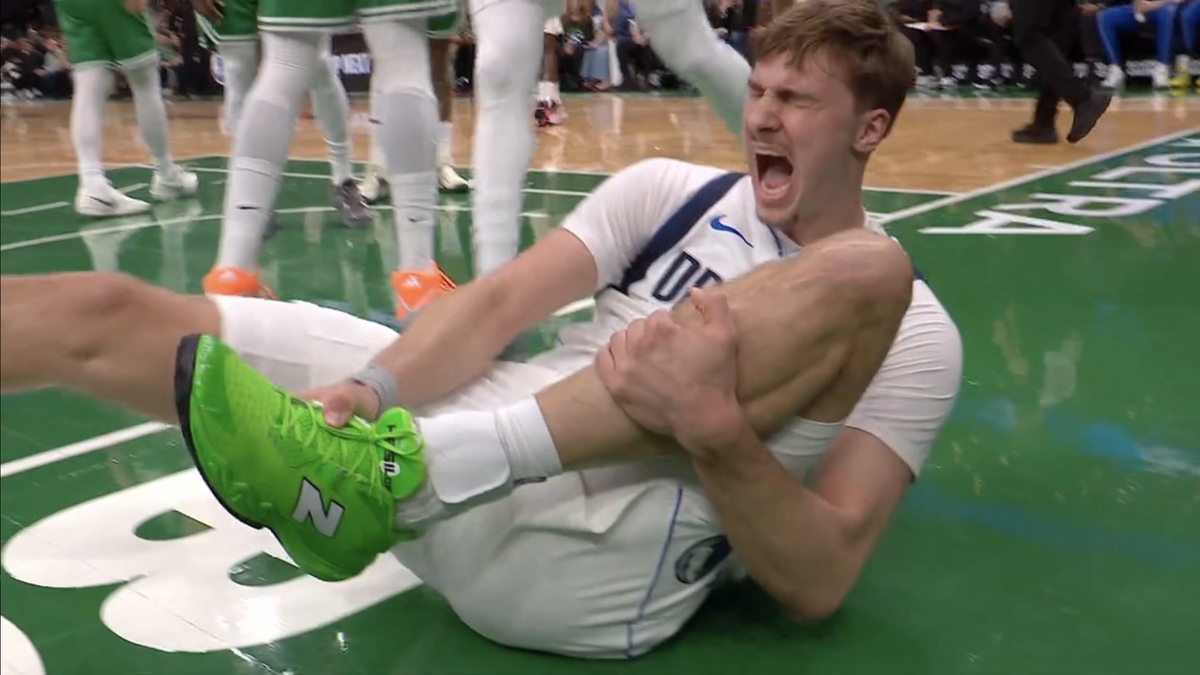Cooper Flagg grabs ankle during Celtics-Mavericks