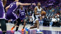 San Antonio Spurs guard De'aaron Fox (4) drives to the basket past Sacramento Kings guard Daeqwon Plowden (29) during the second quarter at Golden 1 Center.