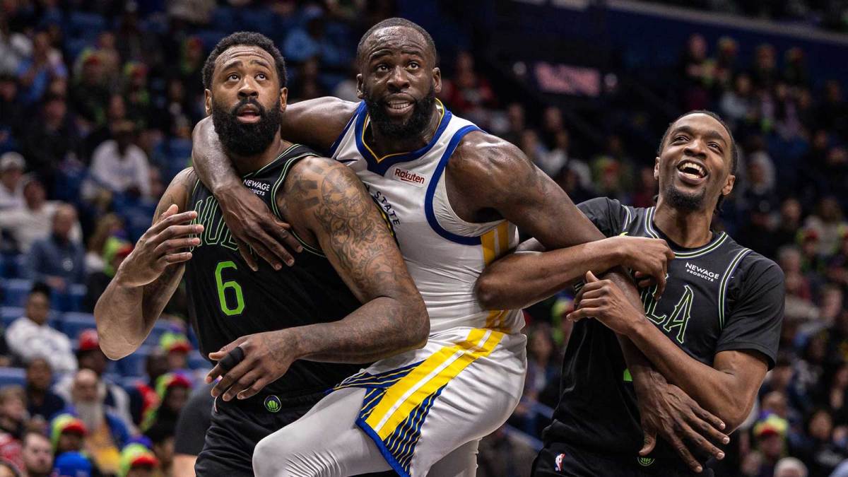 Golden State Warriors forward Draymond Green (23) fouls New Orleans Pelicans forward Herbert Jones (2) and center DeAndre Jordan (6) on a free throw attempt during the second half at Smoothie King Center.