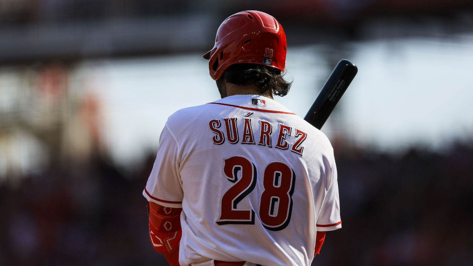 Eugenio Suarez announces Reds return with 431-foot home run