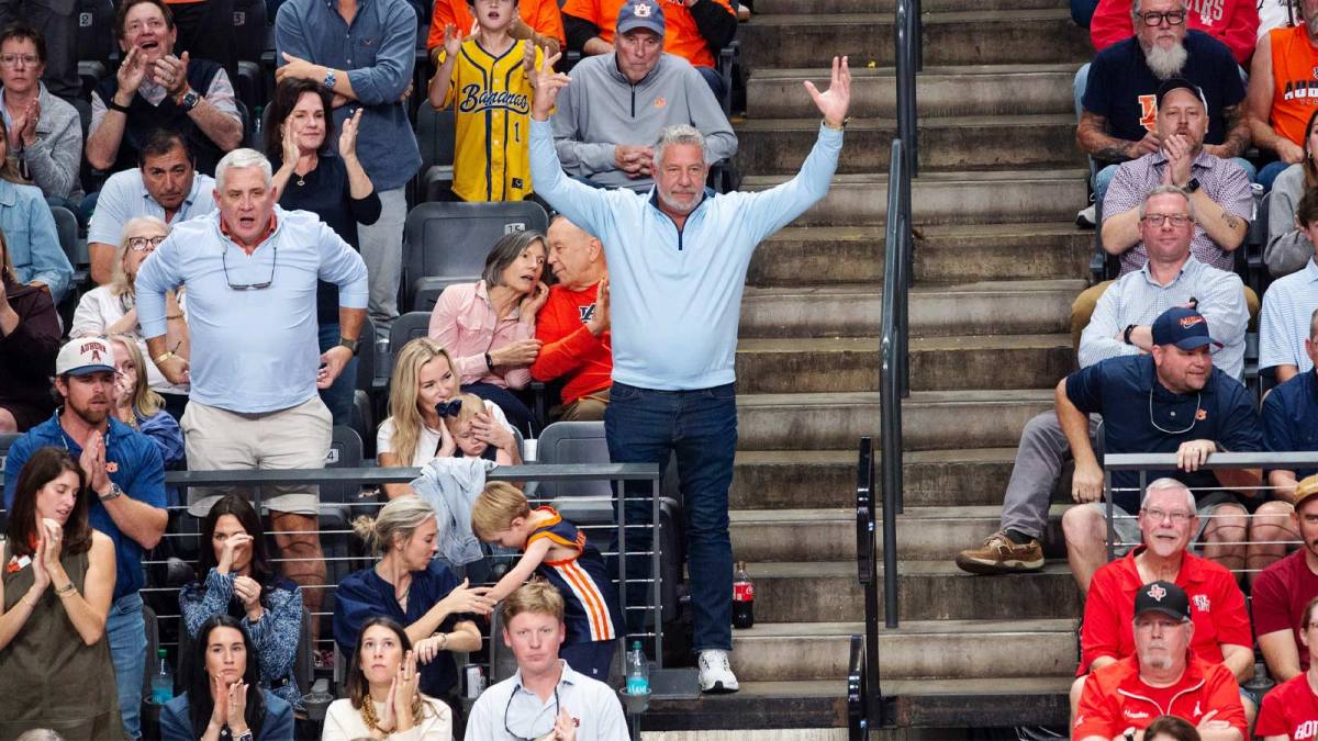 Fans clowning Bruce Pearl after 'loyalty' comment during Hubert Davis segment