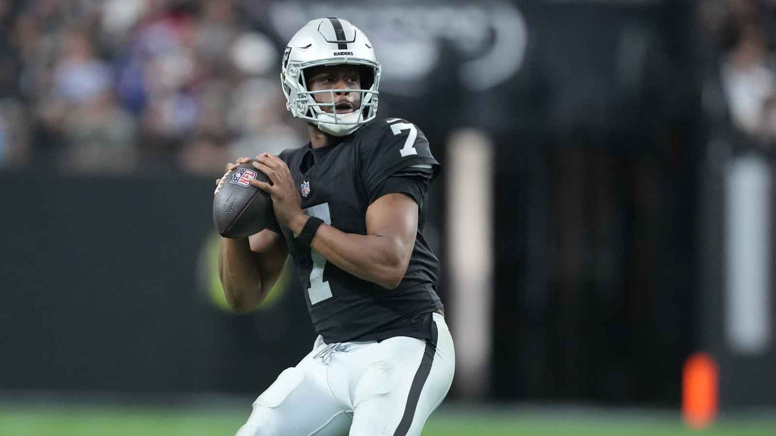 Las Vegas Raiders quarterback Geno Smith (7) looks to throw in the third quarter against the New York Giants at Allegiant Stadium.
