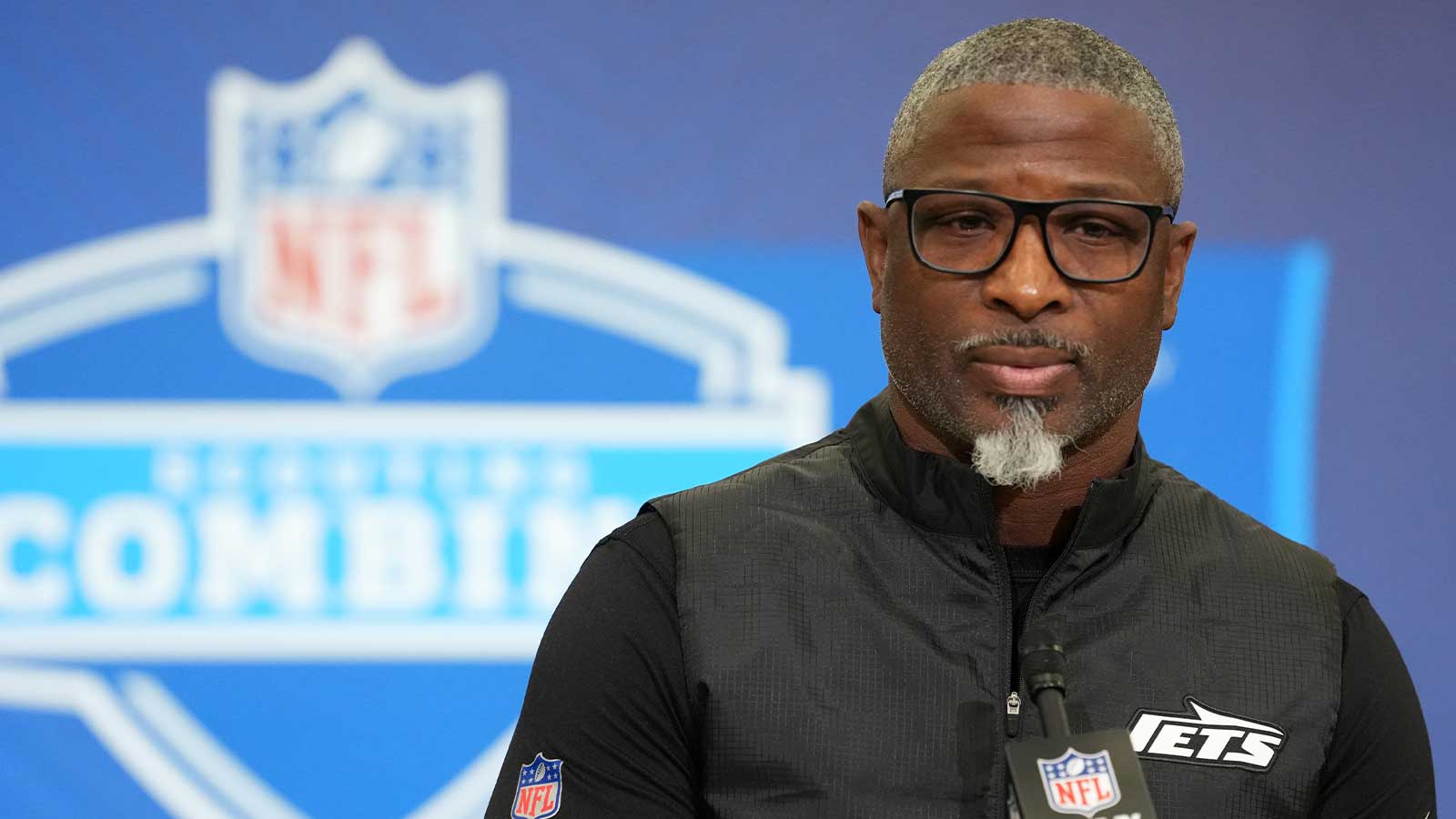 Jets’ Aaron Glenn ruthlessly mocked for wild Geno Smith declaration