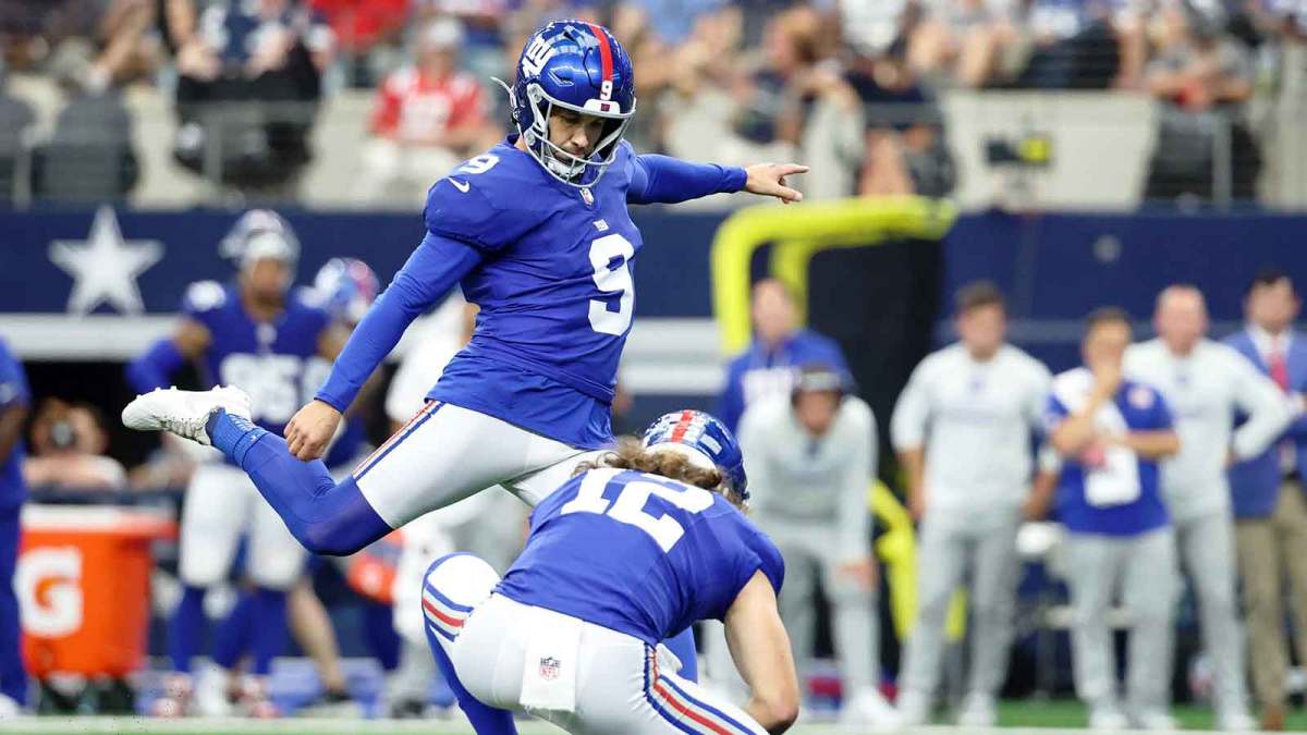 New York Giants place kicker Graham Gano (9) attempts a field goal against the Dallas Cowboys during the third quarter at AT&T Stadium.