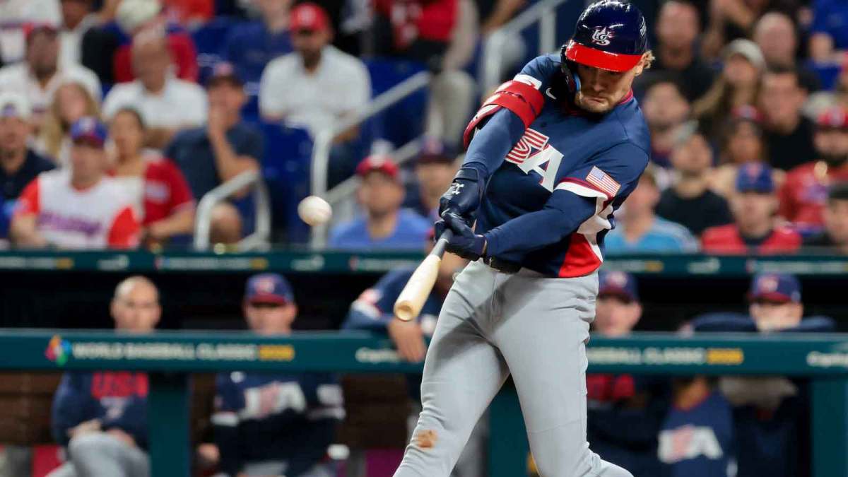 United States third baseman Gunnar Henderson (11) hits a home run in the fourth inning against the Dominican Republic during a semifinal game of the 2026 World Baseball Classic at loanDepot Park.