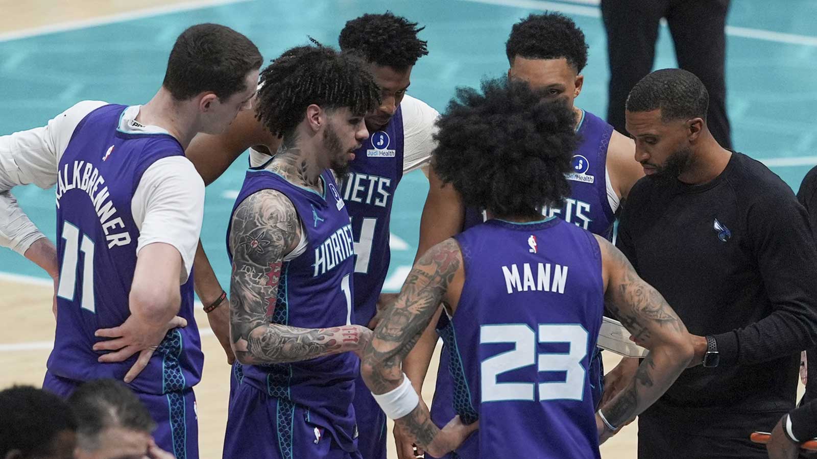 Hornets head coach Charles Lee huddles his team during an official review during the second half against the Atlanta Hawks at Spectrum Center