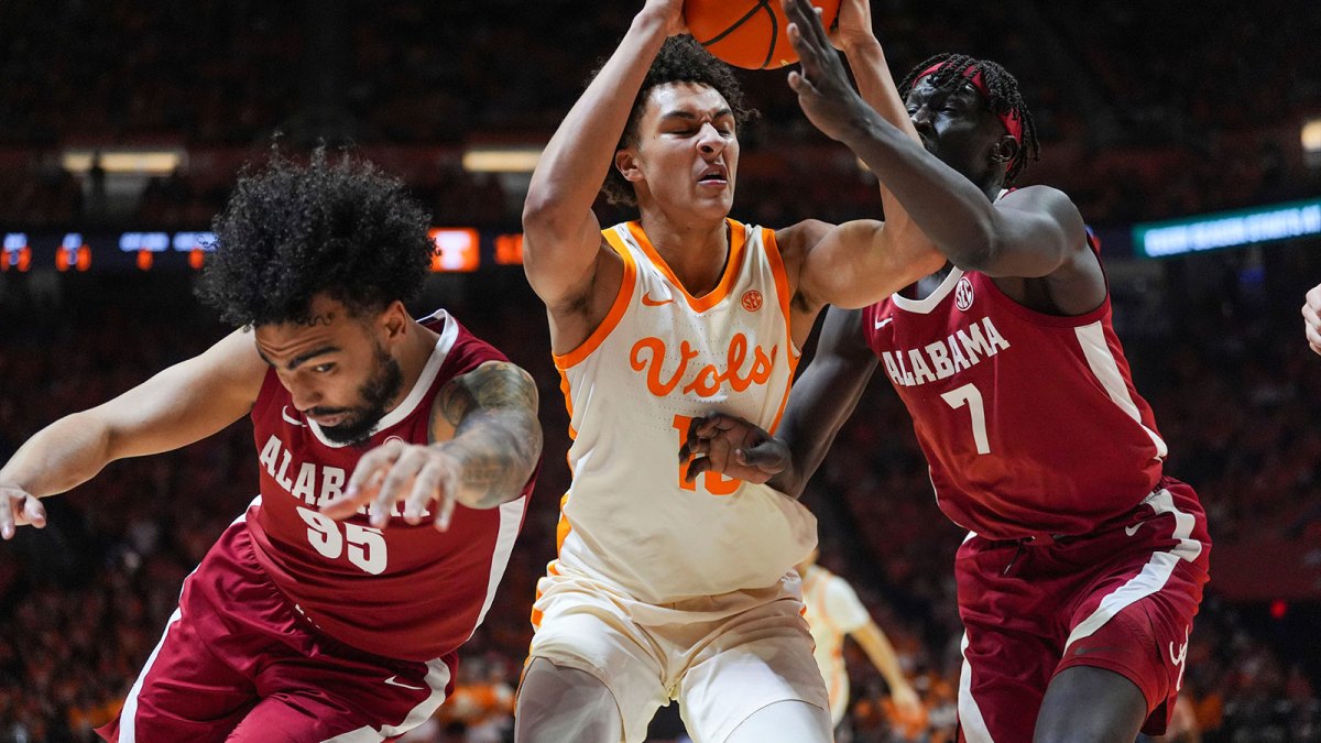 Tennessee forward Nate Ament (10) steals the ball from Alabama guard Houston Mallette (95) and Alabama forward Taylor Bol Bowen (7) during a NCAA basketball game between Tennessee and Alabama at Thompson-Boling Arena at Food City Center in Knoxville, Tenn., on Feb. 28, 2026.