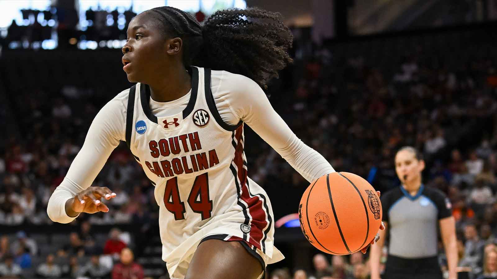 South Carolina Gamecocks guard Agot Makeer (44) controls the ball against the Oklahoma Sooners in the Sweet Sixteen game of the Sacramento Regional 4 of the women's 2026 NCAA Tournament at Golden 1 Center.