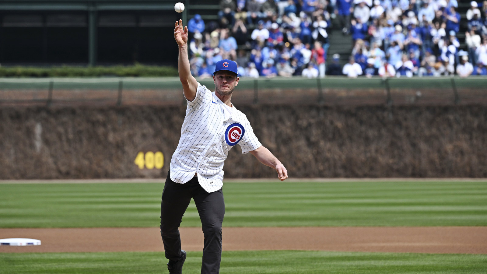 Blackhawks legend Jonathan Toews throws out 1st pitch at Cubs game