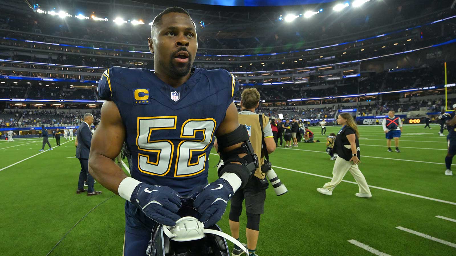 Khalil Mack signs $18 million contract with Chargers