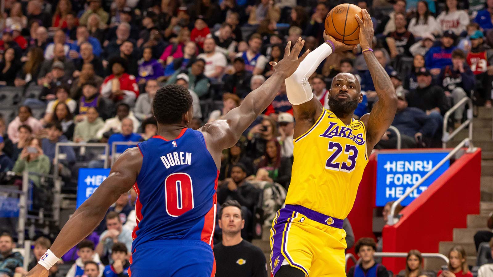Lakers star LeBron James’ scoreless 1st half vs. Pistons will have fans concerned