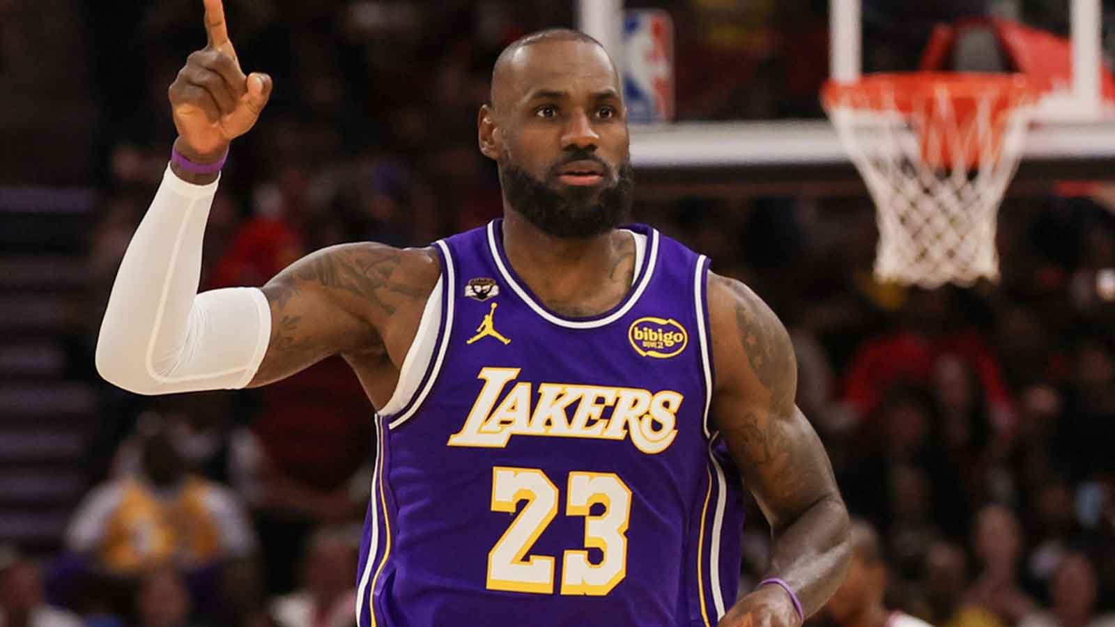 Lakers’ LeBron James grabs attention with Lisa Salters gesture after Rockets game