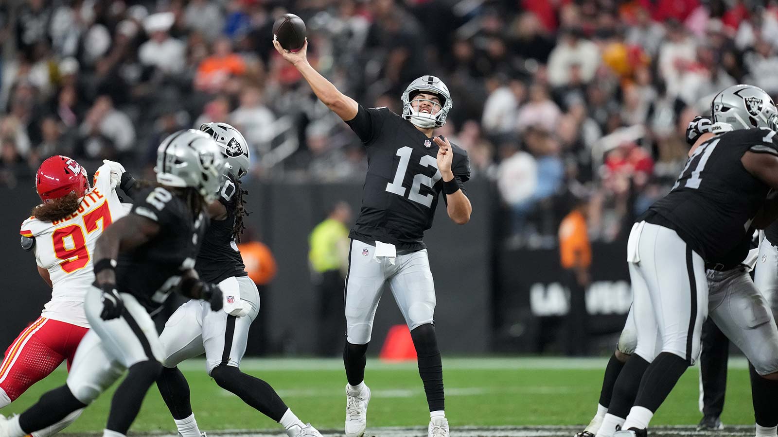 Raiders reverse course, hire QB coach for Fernando Mendoza