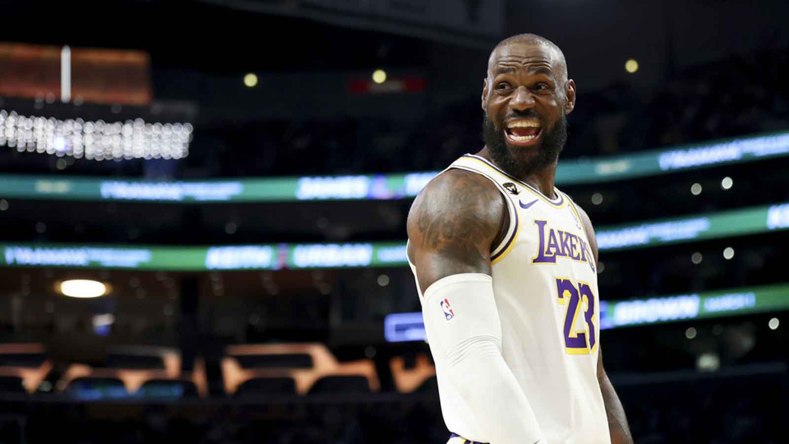 Lakers’ LeBron James, Marcus Smart combine for back-and-forth fast break slam