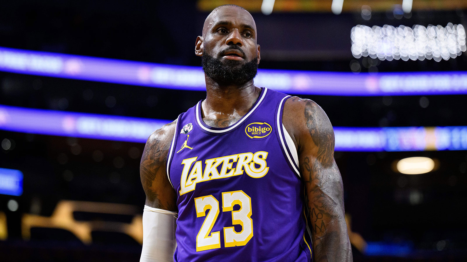 Lakers’ LeBron James laps himself with latest NBA record