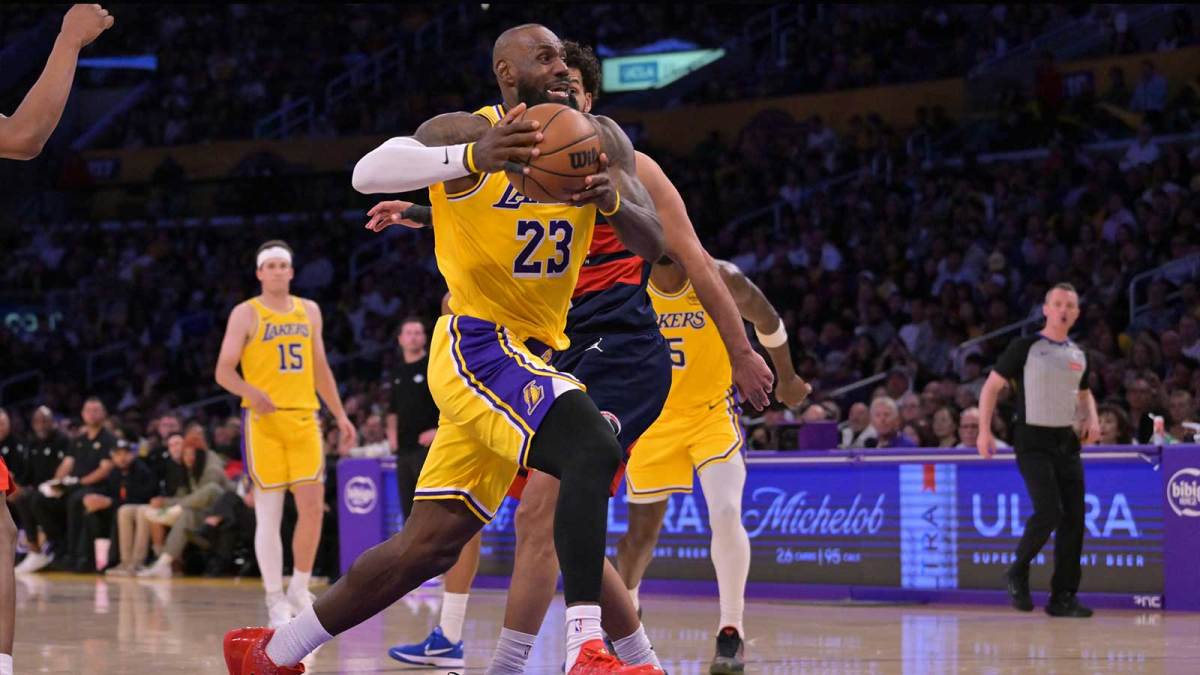 Los Angeles Lakers forward LeBron James (23) drives to the basket in the second half against the Washington Wizards at Crypto.com Arena.
