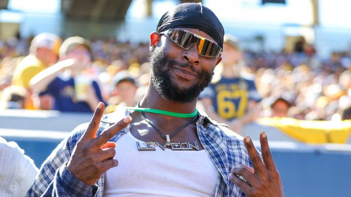 Former Pittsburgh Steeler football player Le'Veon Bell poses for a photo during the third quarter against the Robert Morris Colonials at Milan Puskar Stadium. Mandatory Credit: Ben Queen-Imagn Images