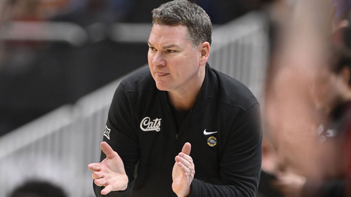 Arizona Wildcats head coach Tommy Lloyd claps his hands against the Arkansas Razorbacks in the second half during a Sweet Sixteen game of the West Regional of the men's 2026 NCAA Tournament at SAP Center.