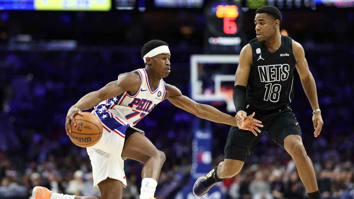 Philadelphia 76ers guard Vj Edgecombe (77) controls the ball against Brooklyn Nets guard Malachi Smith (18) during the third quarter at Xfinity Mobile Arena.