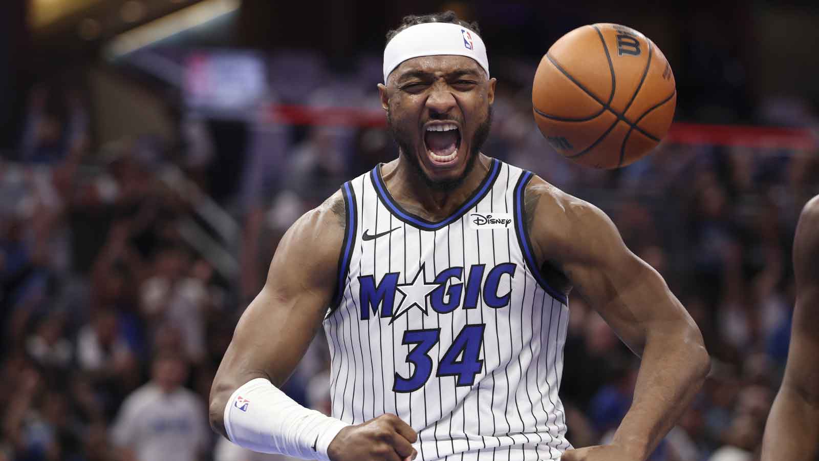 Magic’s Wendell Carter Jr. savagely posterizes Cooper Flagg for game-winner vs. Mavericks