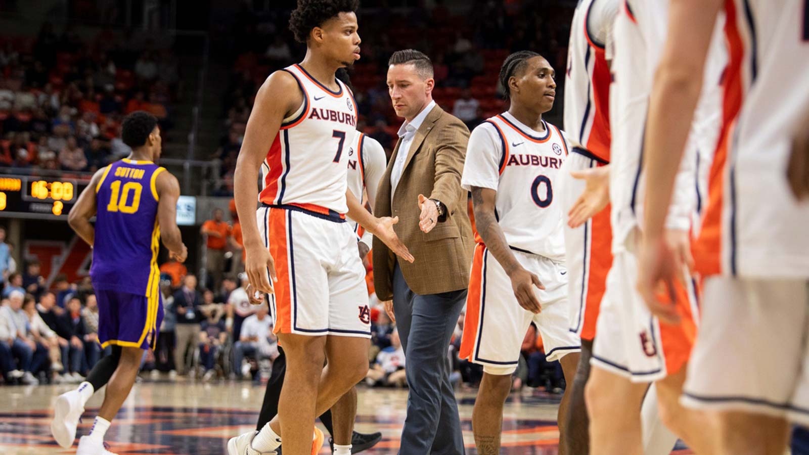 Auburn Tigers head coach Steven Pearl high fives Auburn Tigers forward Keyshawn Hall (7) as Auburn Tigers take on LSU Tigers at Neville Arena in Auburn, Ala. on Tuesday, March 3, 2026. Auburn Tigers defeated LSU Tigers 88-74.
