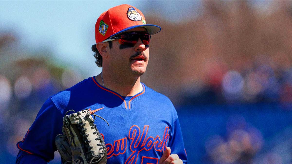 New York Mets right fielder Mike Tauchman (50) returns to the dugout against the Houston Astros during the first inning at Clover Park.