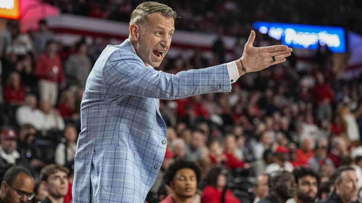 Alabama Crimson Tide head coach Nate Oats reacts during the game against the Georgia Bulldogs during the first half at Stegeman Coliseum.