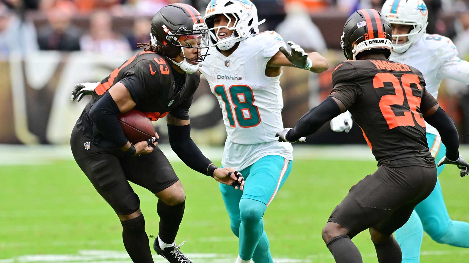 Colts agree to contract with ex-Dolphins receiver