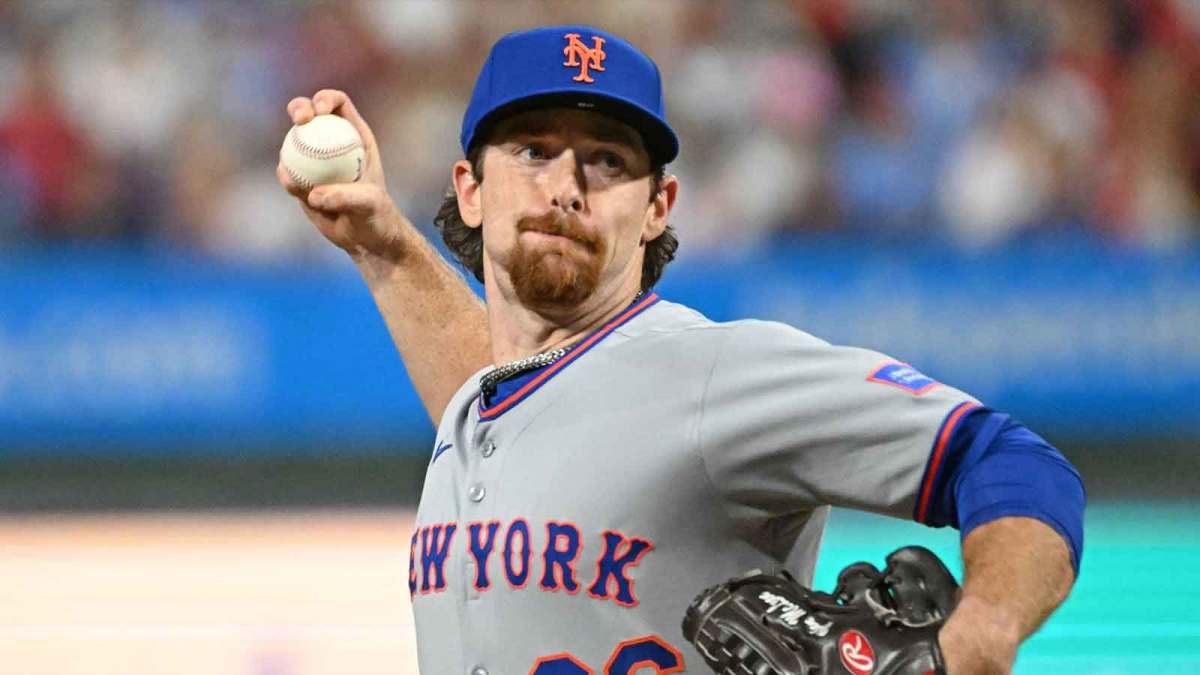 New York Mets pitcher Nolan McLean (26) throws a pitch during the fourth inning against the Philadelphia Phillies at Citizens Bank Park.