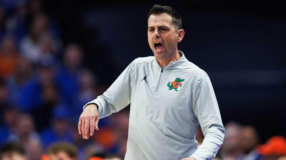 Florida Gators head coach Todd Golden yells to his players during the first half against the Kentucky Wildcats at Rupp Arena at Central Bank Center.