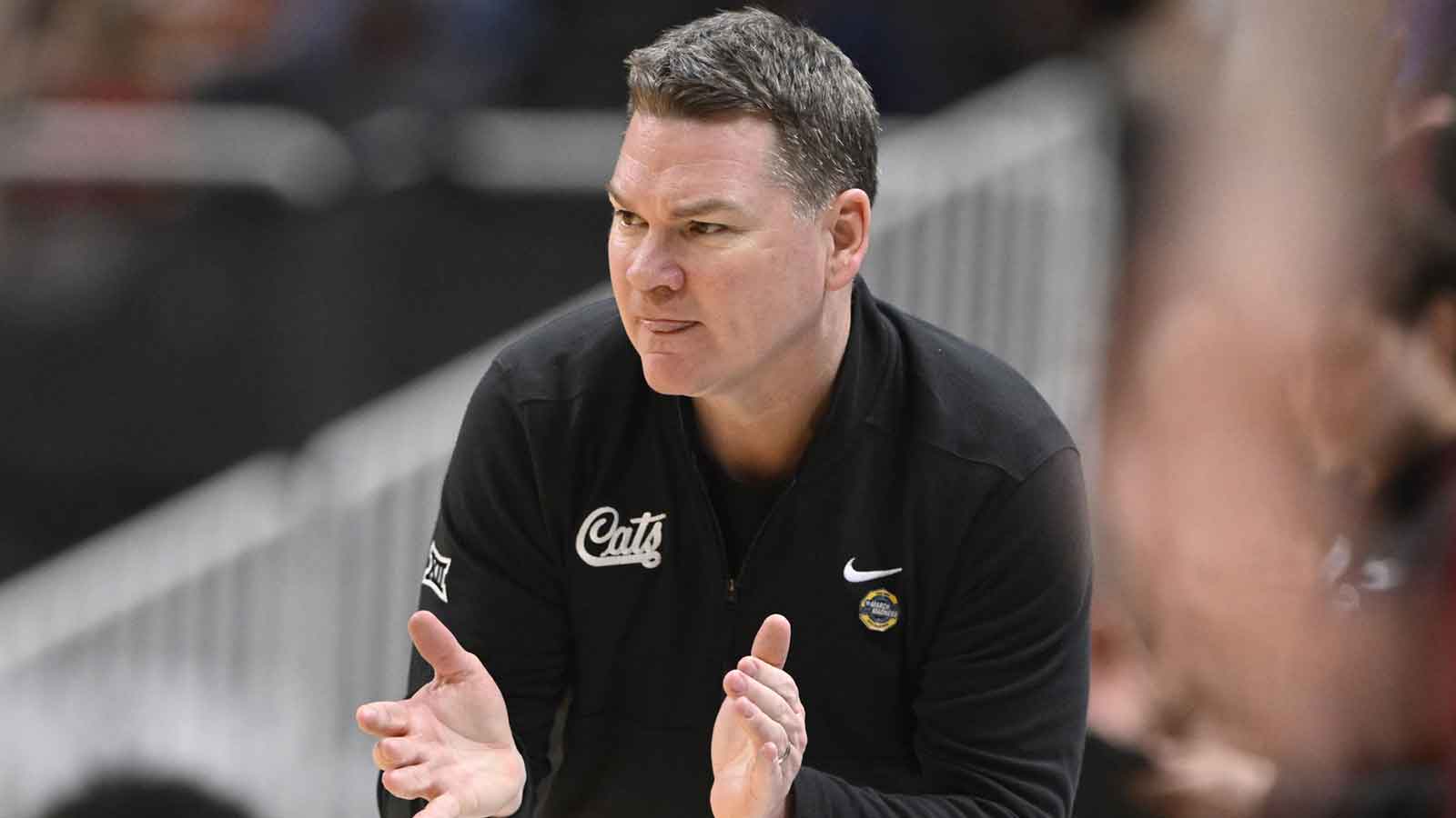 Arizona basketball’s Tommy Lloyd sends defiant Elite 8 message after dominating Arkansas