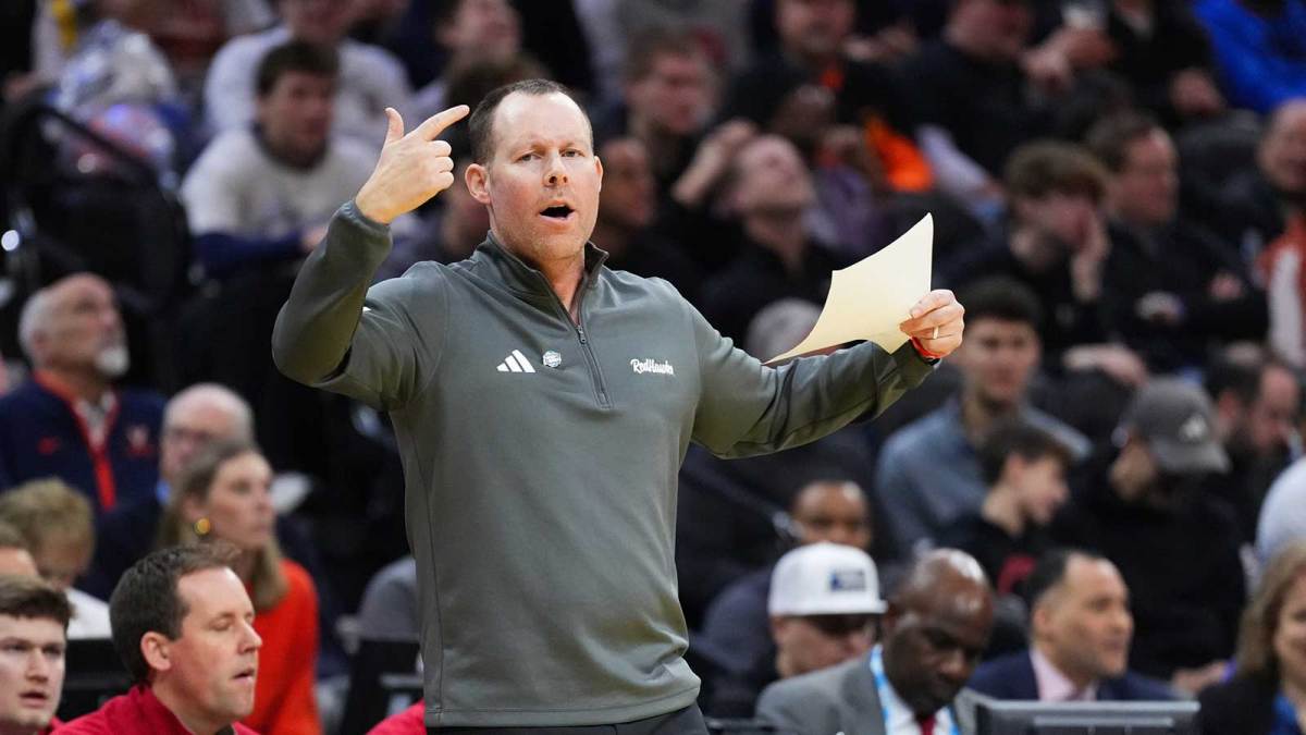 Miami (OH) RedHawks head coach Travis Steele calls a play during the first half against the Tennessee Volunteers during a first round game of the men's 2026 NCAA Tournament at Xfinity Mobile Arena.