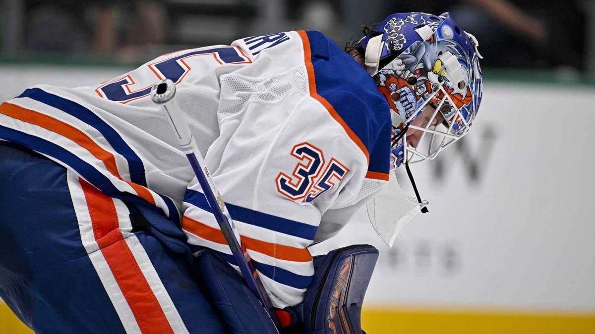 Edmonton Oilers goaltender Tristan Jarry (35) looks down during the second period against the Dallas Stars at the American Airlines Center.