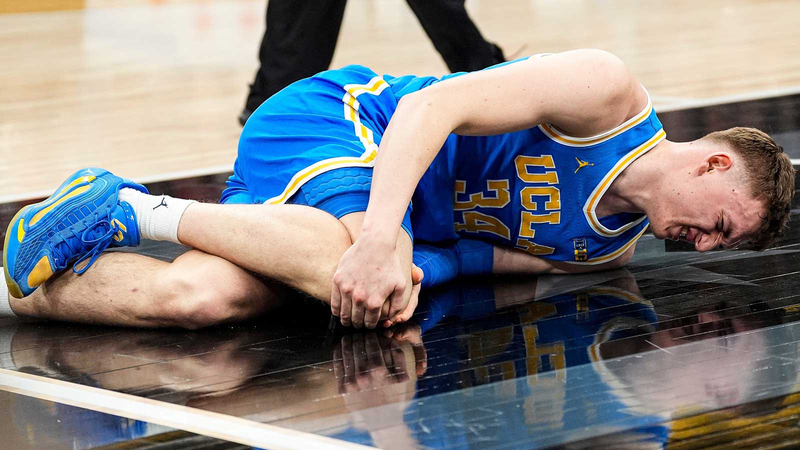UCLA forward Tyler Bilodeau (34) falls on the court due to injury during the first half of Big Ten tournament quarterfinal against Michigan State at United Center in Chicago on Friday, March 13, 2026.