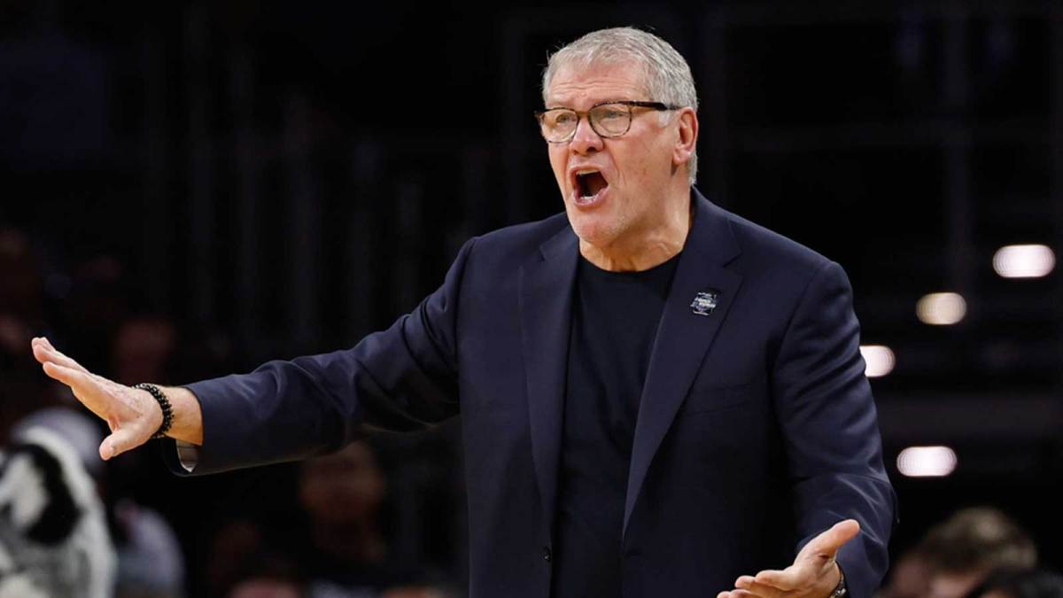 UConn Huskies head coach Geno Auriemma reacts on the sidelines during the first half against the Notre Dame Fighting Irish at Dickies Arena.