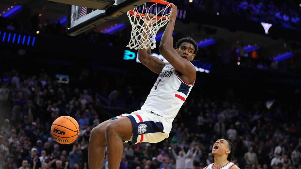 UConn Huskies forward Tarris Reed Jr. (5) dunks the ball in the second half during a first round game of the men's 2026 NCAA Tournament at Xfinity Mobile Arena.