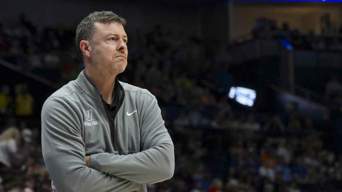 Vanderbilt Commodores head coach Mark Byington watches against the Florida Gators during the second half at Bridgestone Arena.