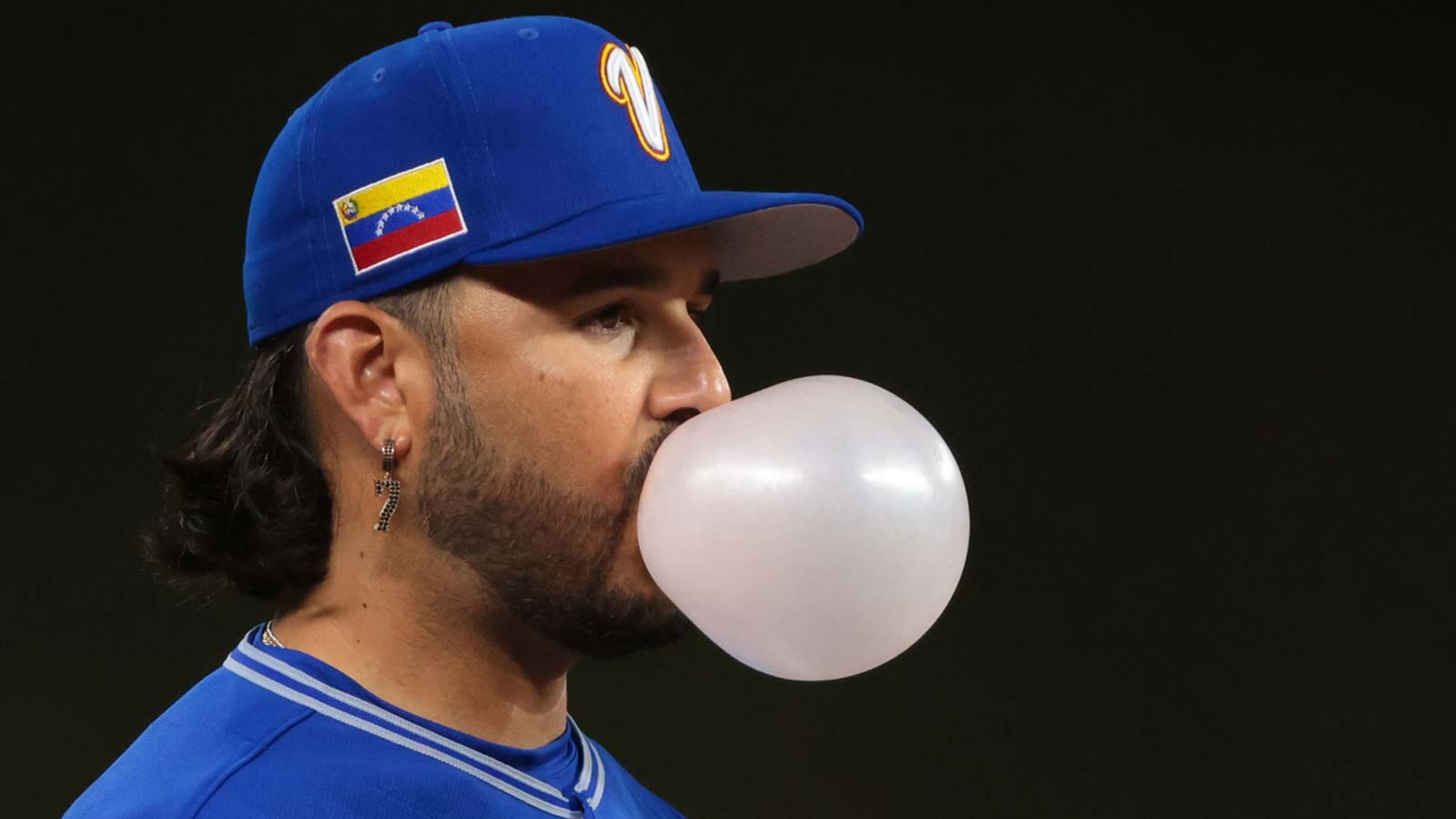 Eugenio Suarez answers Bryce Harper’s HR with huge RBI double for Venezuela