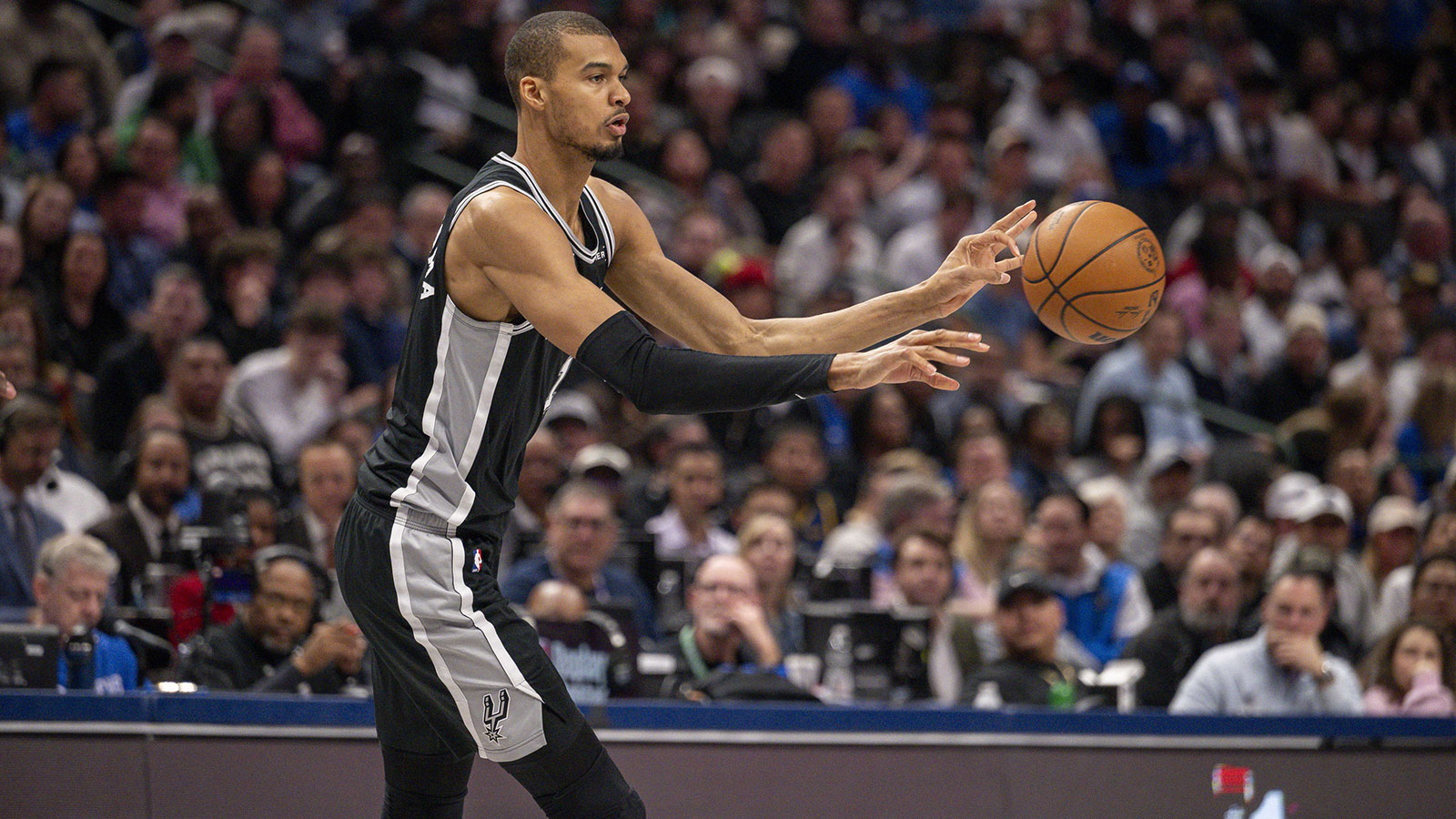 San Antonio Spurs forward Victor Wembanyama (1) passes the ball during the game between the Mavericks and the Spurs at the American Airlines Center.