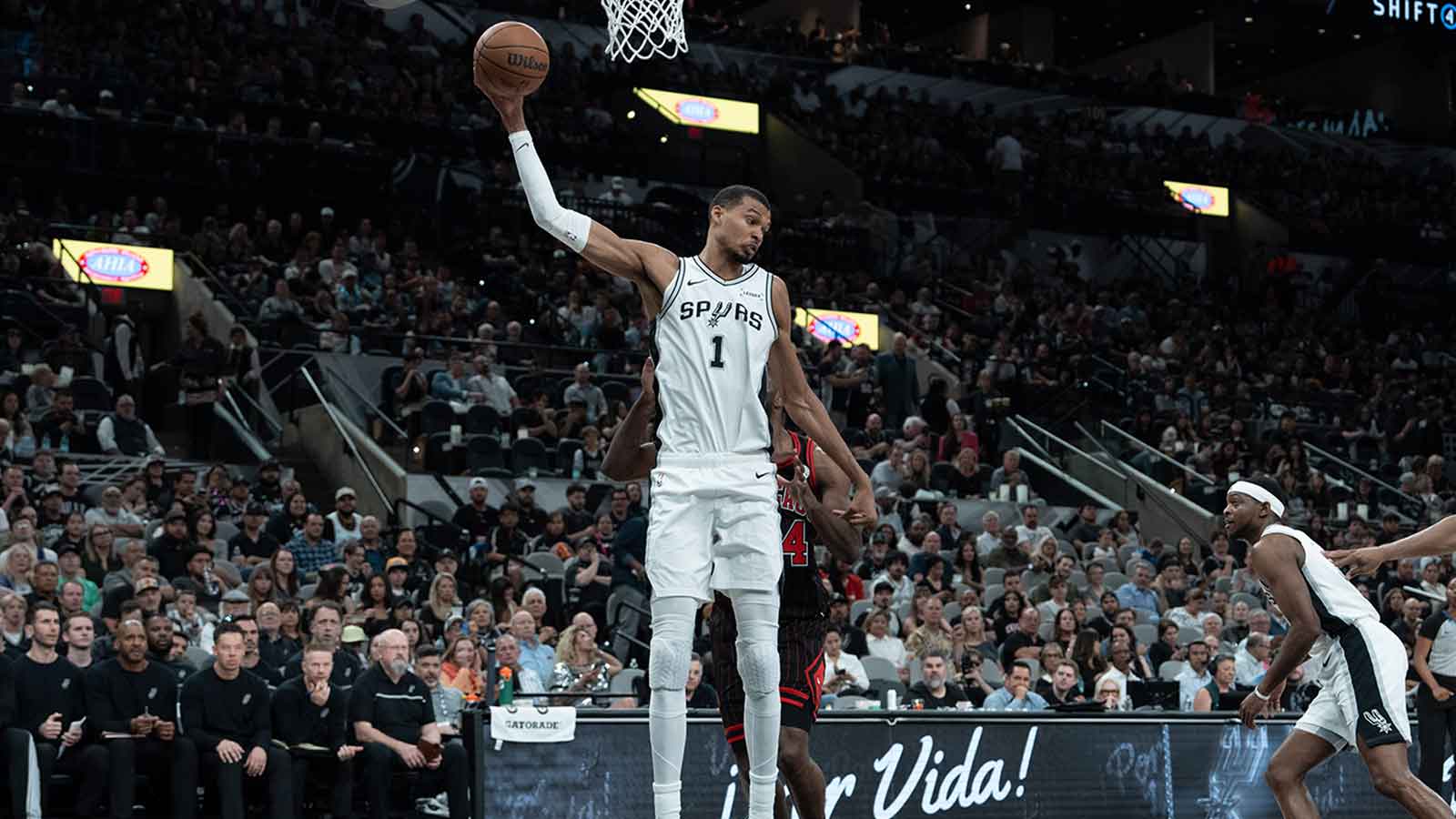 Spurs’ Victor Wembanyama falls 23 seconds short of bonkers Jonas Valanciunas record set in 2025