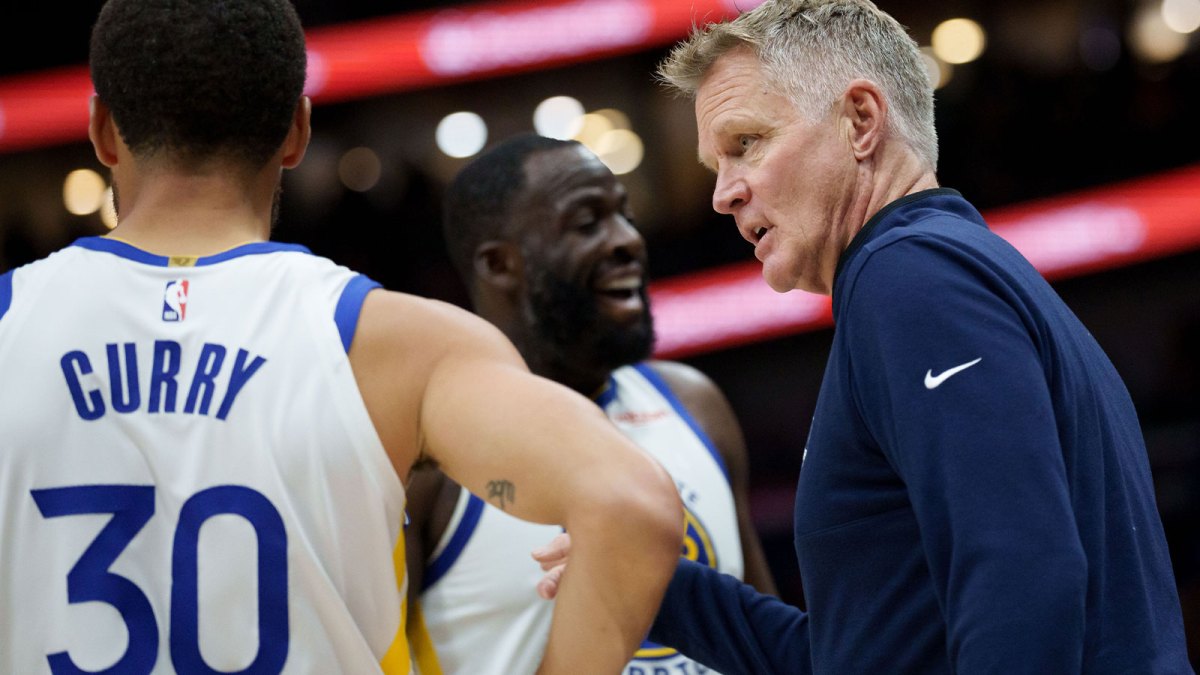 Warriors head coach Steve Kerr talks to guard Stephen Curry (30) and forward Draymond Green (23) during the first half against the New Orleans Pelicans at Smoothie King Center with Mike Dunleavy Jr.