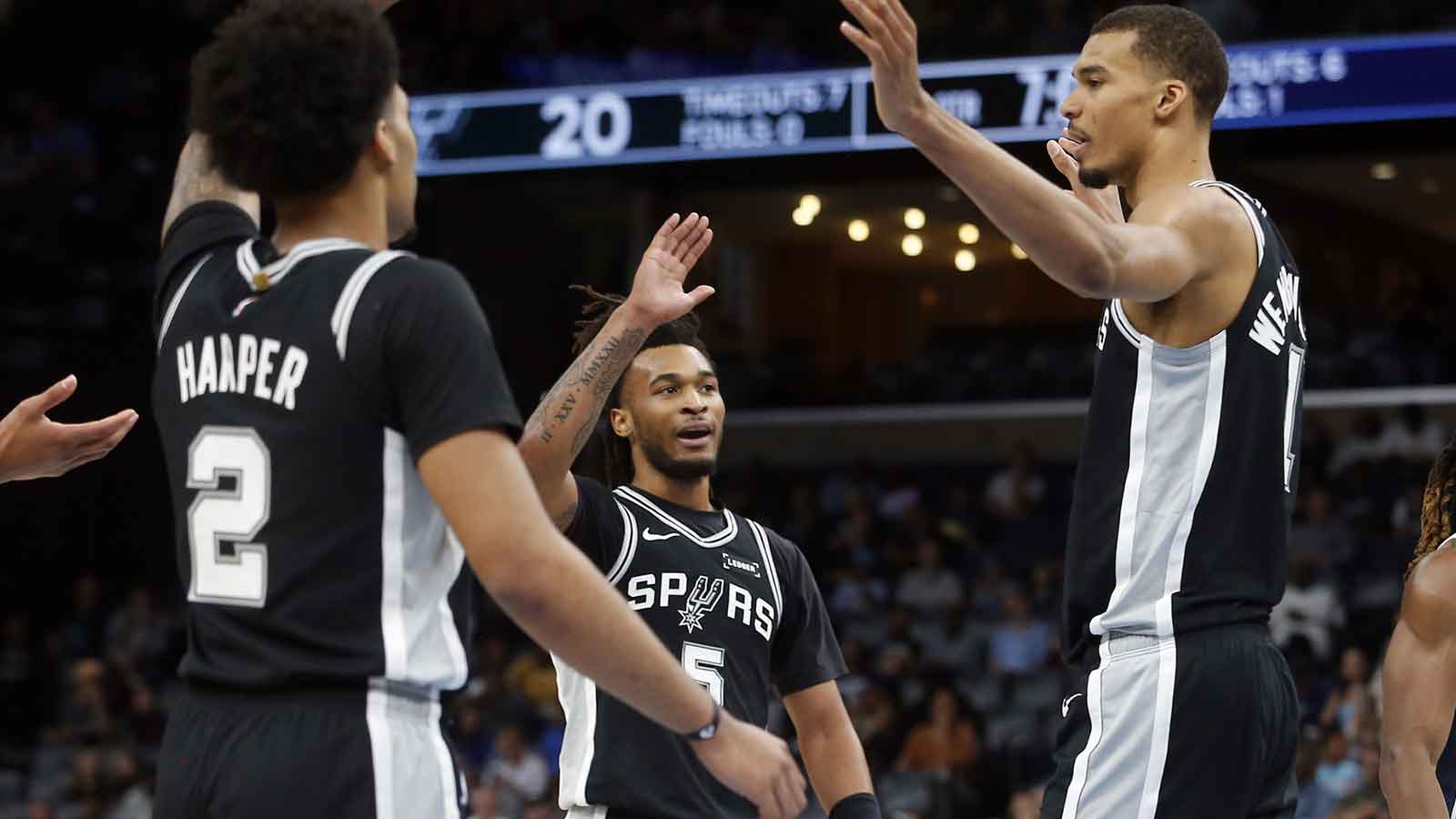 Watch Spurs bench’s hilarious reaction to Victor Wembanyama’s sick dunk vs. Grizzlies