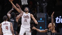 Cleveland Cavaliers center Jarrett Allen (31) puts up a reverse layup past Brooklyn Nets center Day'ron Sharpe (20) in the third quarter at Barclays Center.