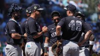 Mar 23, 2026; Mesa, Arizona, USA; New York Yankees manager Aaron Boone (17) talks to his team in the third inning against the Chicago Cubs at Sloan Park. Mandatory Credit: Rick Scuteri-Imagn Images
