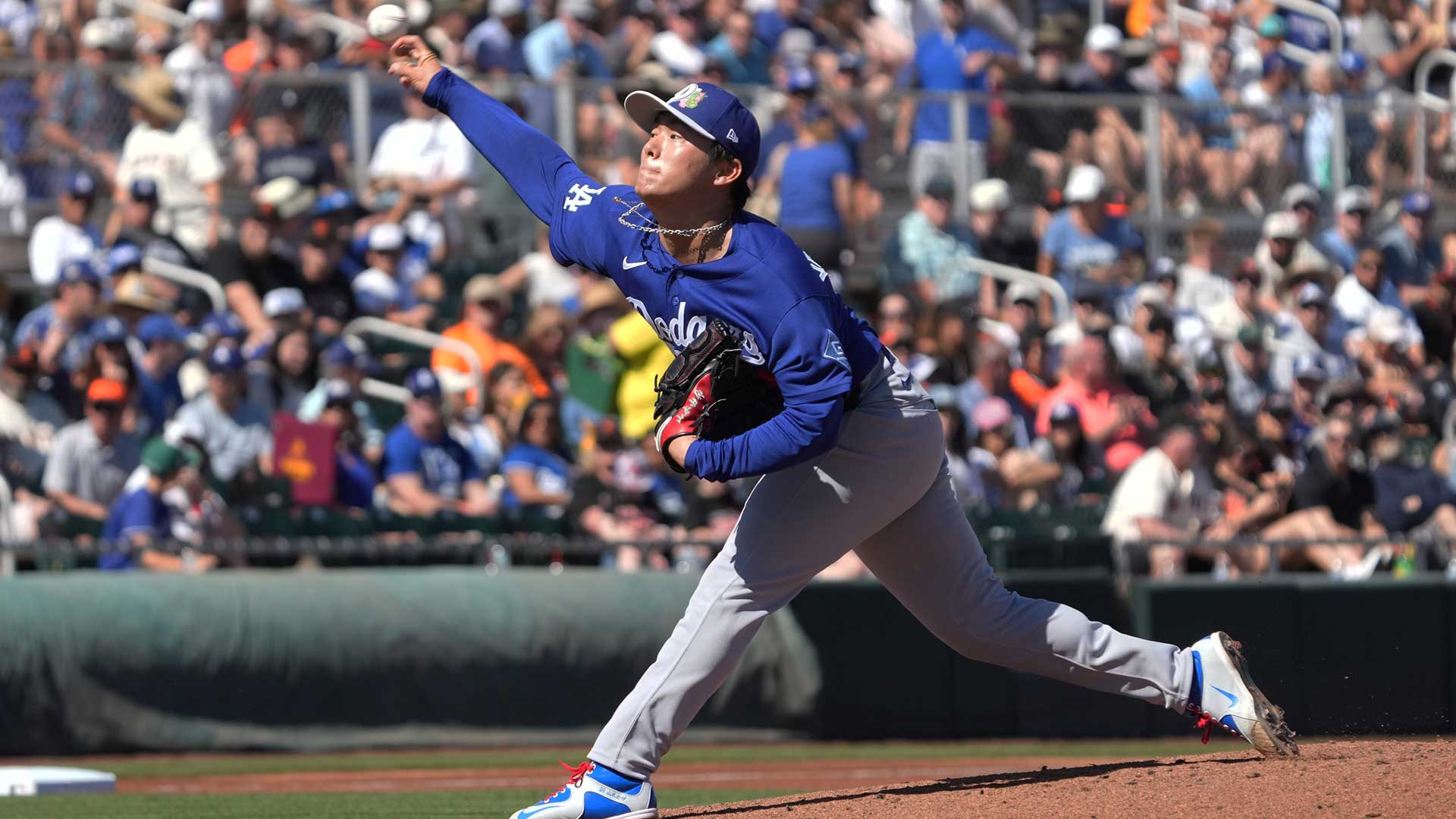 Dodgers’ Yoshinobu Yamamoto makes fan’s day at WBC