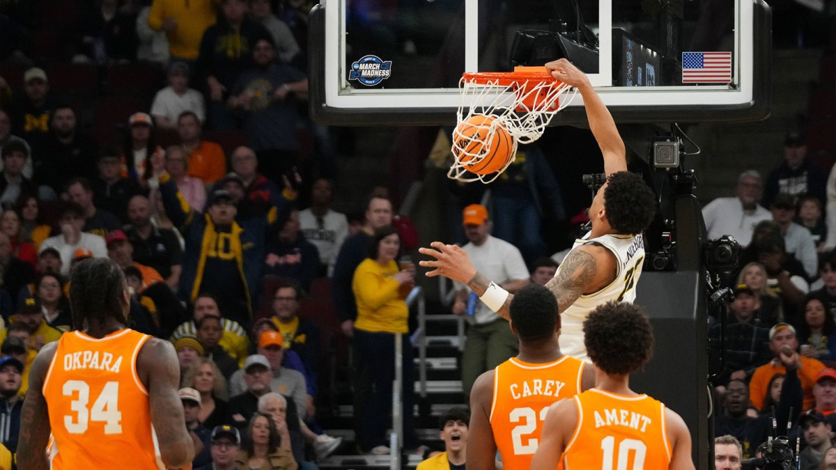 Michigan Wolverines forward Yaxel Lendeborg (23) dunks in the second half against the Tennessee Volunteers during an Elite Eight game of the Midwest Regional of the men's 2026 NCAA Tournament at United Center.
