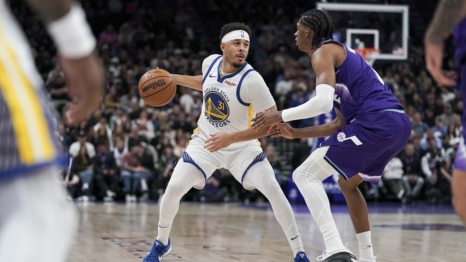 Golden State Warriors guard Seth Curry (31) goes against Utah Jazz forward Cody Williams (5) in the fourth quarter at Delta Center. .