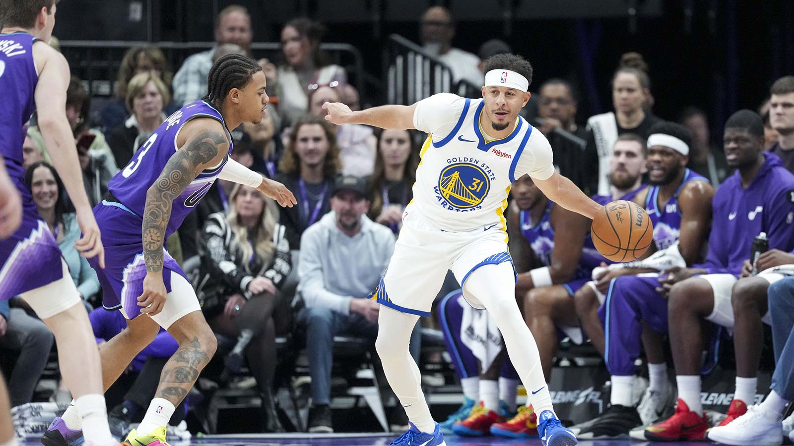 Golden State Warriors guard Seth Curry (31) reaches for a pass against Utah Jazz guard Keyonte George (3) in the second quarter as the Golden State Warriors face the Utah Jazz at Delta Center.