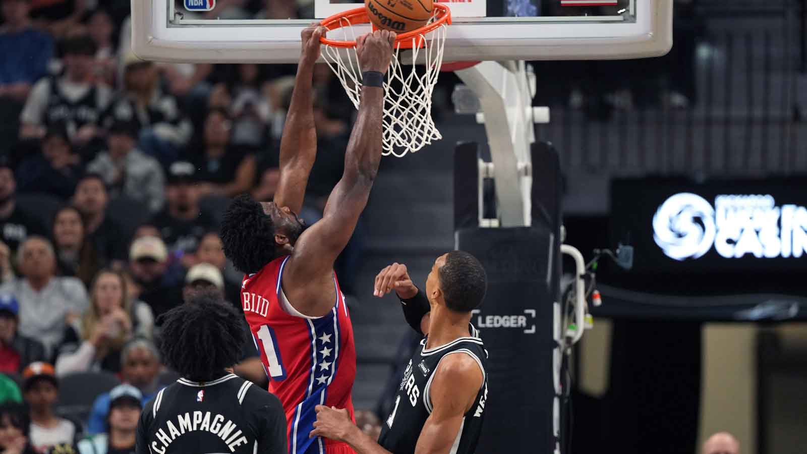 費城 76 人隊中鋒喬爾·恩比德 (Joel Embiid)（21 歲）在弗羅斯特銀行中心上半場對聖安東尼奧馬刺隊前鋒維克多·溫班亞馬 (Victor Wembanyama)（1 歲）扣籃。