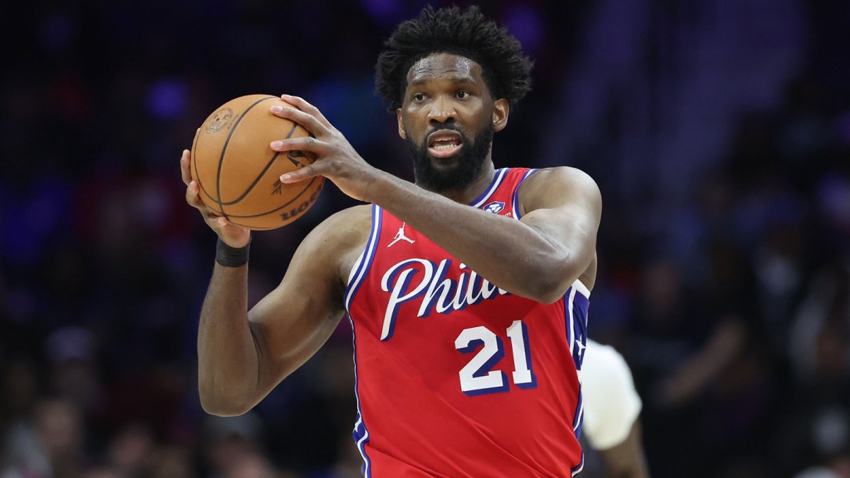 76ers center Joel Embiid (21) controls the ball